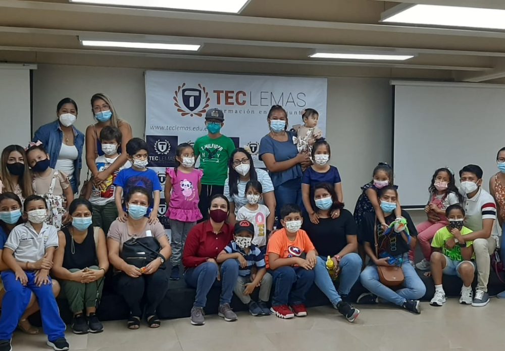 Estudiantes de LEMAS se preparan para la obra teatral del 9 de diciembre